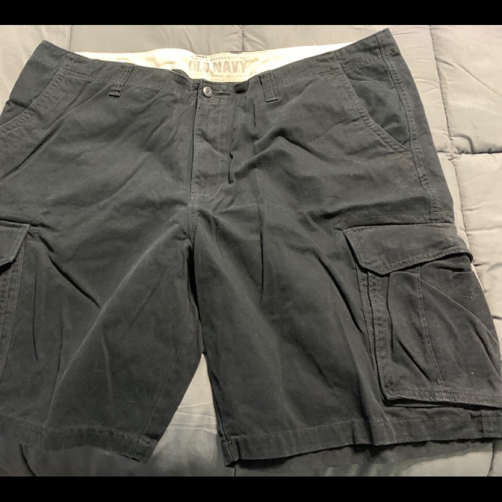 Old Navy cargo shorts..black pre owned..size 46